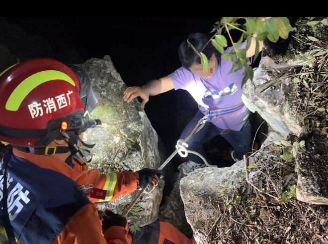 意外发生！柳州两男子爬“野生网红”山崖一人不慎坠崖！同伴施救也被困(图4)
