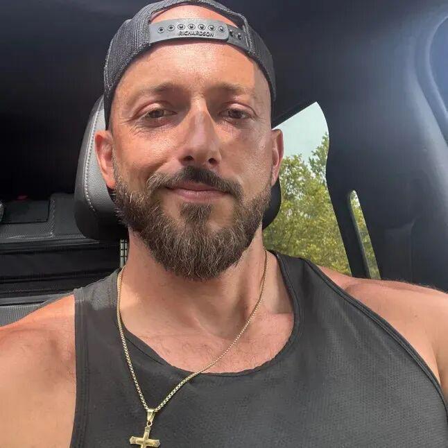 登山被暴风雪围困山顶父亲保护仨娃被赞英雄!真相却是他才是凶手(图1) 登山被暴风雪围困山顶父亲保护仨娃被赞英雄!真相却是他才是凶手(图1)