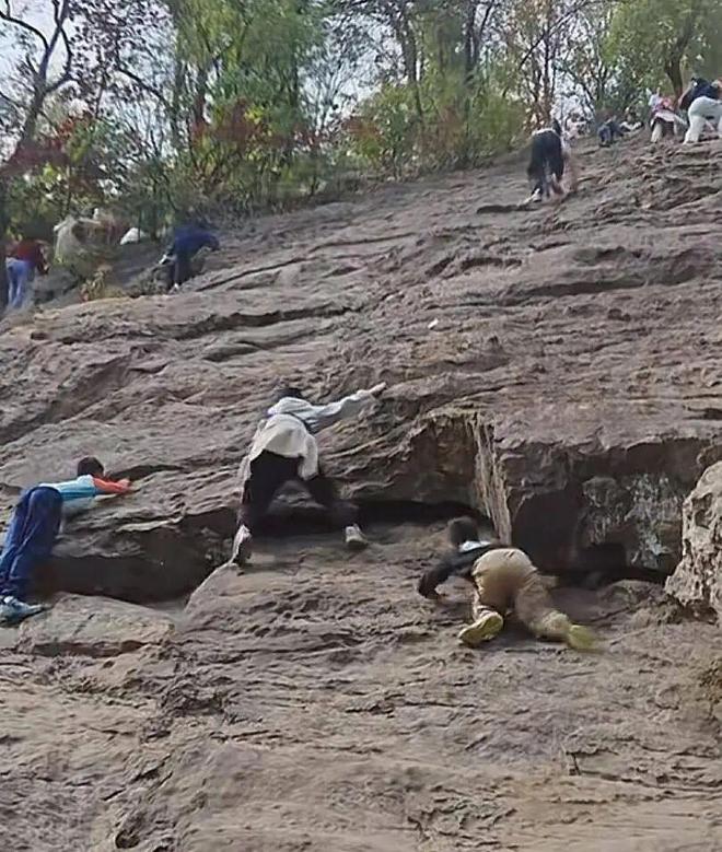 多名家长带娃野爬“绝望坡”几乎无防护装备景区：擅自进入风险自负(图1)