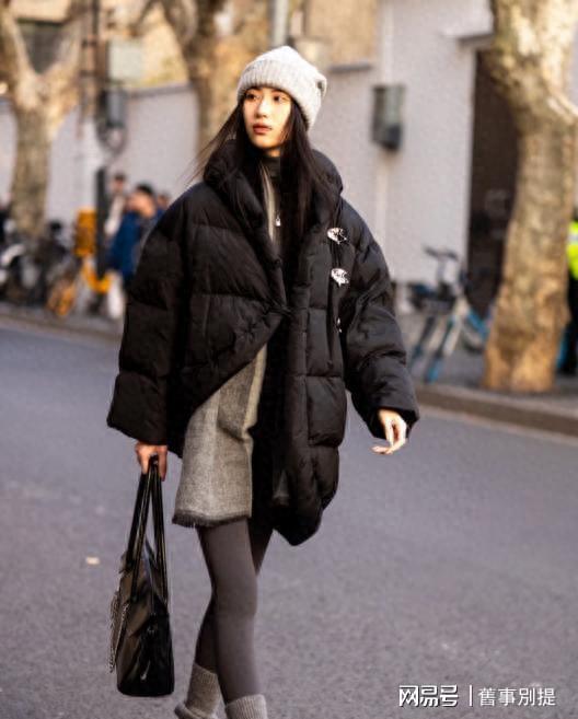 去了上海才发现:羽绒服没人穿骆驼、波司登!满街都是这3大品牌(图1) 去了上海才发现:羽绒服没人穿骆驼、波司登!满街都是这3大品牌(图1)