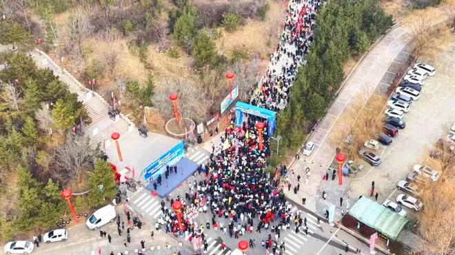 2025临沂市“走遍蒙山沂水”万人登山遇冬活动在红石寨热力开走(图1) 2025临沂市“走遍蒙山沂水”万人登山遇冬活动在红石寨热力开走(图1)