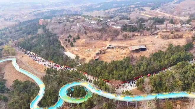 2025临沂市“走遍蒙山沂水”万人登山遇冬活动在红石寨热力开走(图2) 2025临沂市“走遍蒙山沂水”万人登山遇冬活动在红石寨热力开走(图2)