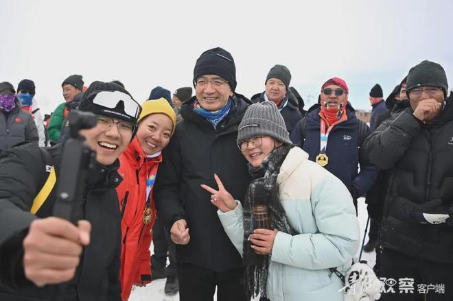 省长徒步到海拔4350米登山大本营与登山爱好者合影、喜迎新年(图2)