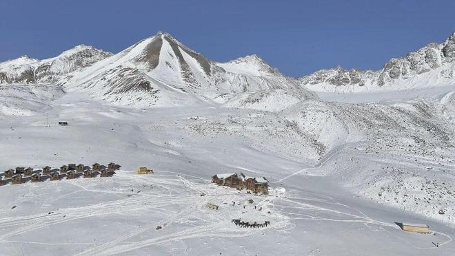 省长徒步到海拔4350米登山大本营与登山爱好者合影、喜迎新年(图3)
