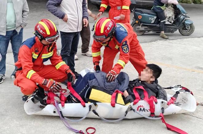 未开发景区暗藏危险!广西一高中生登山突发意外(图3) 未开发景区暗藏危险!广西一高中生登山突发意外(图3)