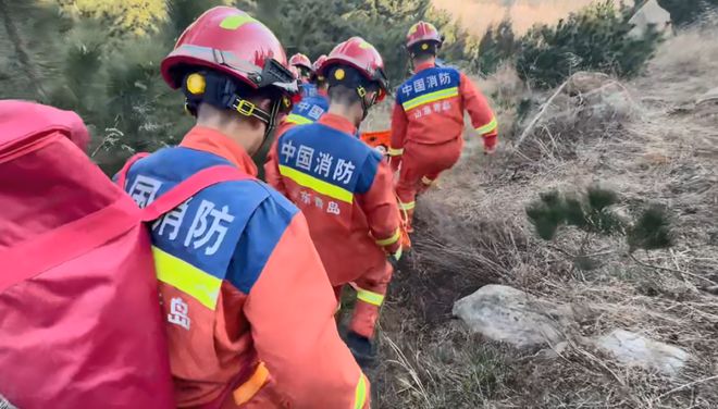 天寒地冻!青岛一女子登山摔伤无法行动被困于山腰陡坡处!紧急救援!(图3) 天寒地冻!青岛一女子登山摔伤无法行动被困于山腰陡坡处!紧急救援!(图3)