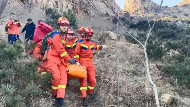 天寒地冻!青岛一女子登山摔伤无法行动被困于山腰陡坡处!紧急救援!(图1) 天寒地冻!青岛一女子登山摔伤无法行动被困于山腰陡坡处!紧急救援!(图1)
