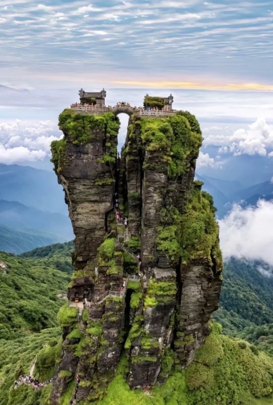 贵州梵净山旅游团建四日游登山徒步挑战团队拓展行程防坑(图1) 贵州梵净山旅游团建四日游登山徒步挑战团队拓展行程防坑(图1)